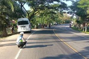 Hiace Tubruk Pohon di Jalan Menikung Seuneubok Pidie, Satu Penumpang Tewas