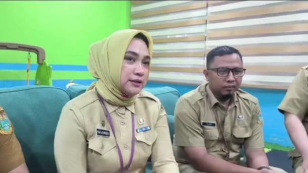Dituduh Main HP Saat Gubernur Kasih Arahan, Sekretaris Dinas Dicopot